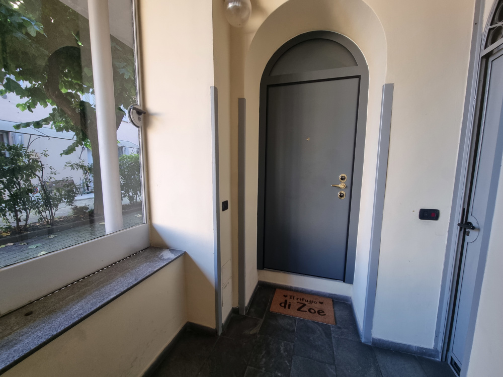 porta di ingresso del bed & breakfast il rifugio di Zoe a Monza