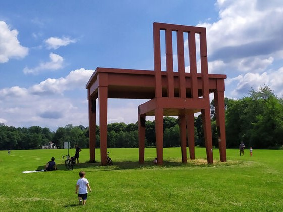 sedia e tavolo gigante nel parco di Monza