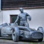 Statua di Juan Manuel Fangio all'autodromo di Monza