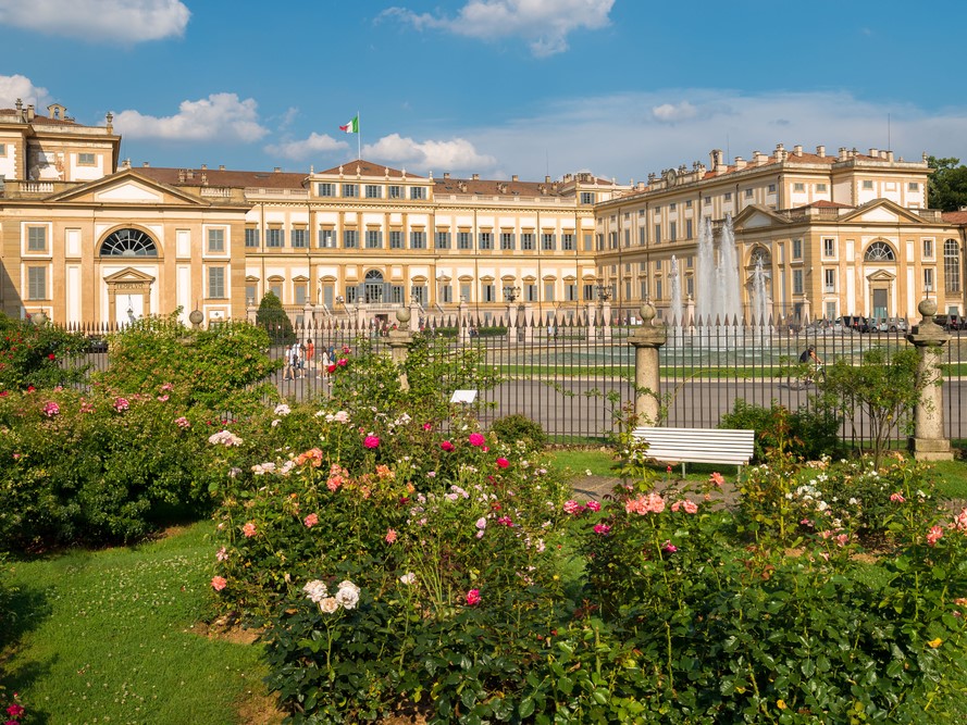 vista della facciata della villa Reale di Monza